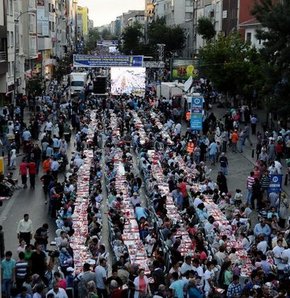 100 bin kişilik dev iftar sofrası!