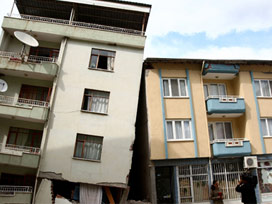 5,9 yan yattı 1600 artçıyla yıkılmadı