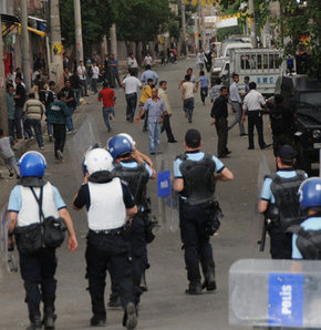 AK Parti binasına taşlı saldırı 1 polis yaralı