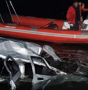 Biri denize uçtu, birini aydınlatma direği kurtardı