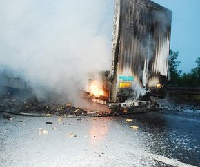 Doğalgaz tüpü taşıyan kamyon devrilip yandı!