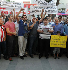 Festivale ayranlı protesto