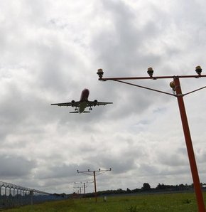 Guyana'da yolcu uçağı ikiye bölündü