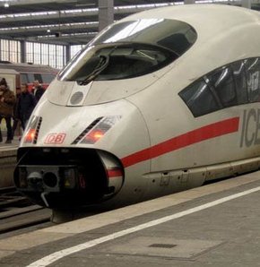 Hızlı tren raydan çıktı!