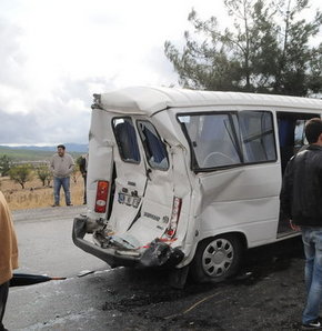 Otobüs minibüse arkadan çarptı