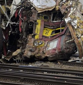 Tren ve düğün alayı otobüsü çarpıştı