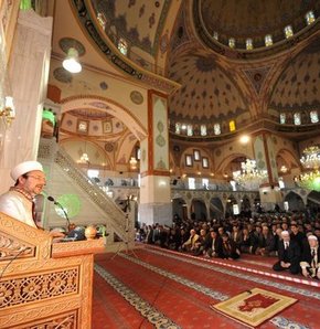 Van'da cuma namazını Diyanet İşleri Başkanı Görmez kıldırdı!