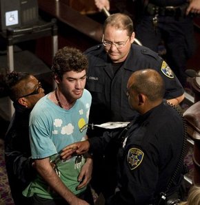 Wall Street protestocularına gözaltı