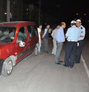 Yola aniden çıktı, kamyonet çarptı