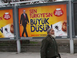 AK Parti'ye ait bilboardlara saldırı