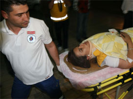 Ambulans tarlaya uçtu: 3 yaralı