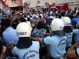 Esad yanlıları Antalya'da muhalifleri protesto etti