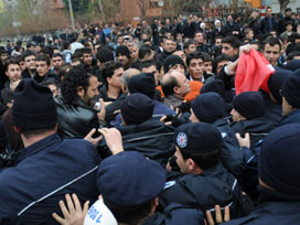 Göstericilerle polis arasında arbede