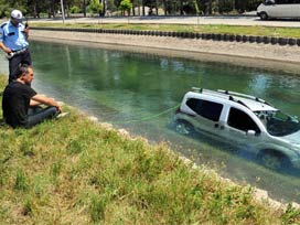 Kanala uçan otomobilden sağ kurtuldu