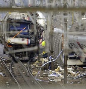 İki tren ve bir otobüs çarpıştı