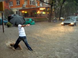 Marmaris'i sağanak yağış vurdu