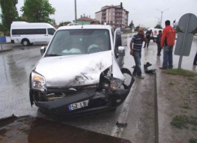 Öğrenci Servisi, Kamyonetle Çarpıştı: 8 Yaralı