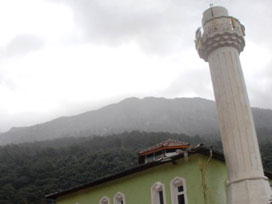 Rüzgar iki minareyi yerle bir etti