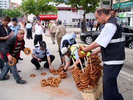 Zabıta etrafa saçtı, polis topladı